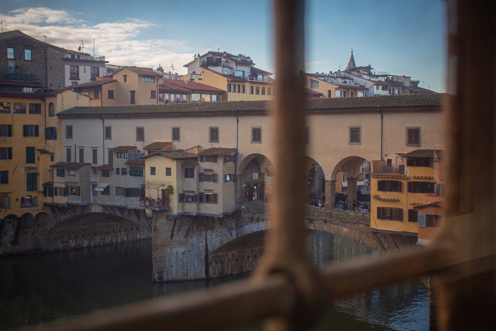 L'interno del Corridoio Vasariano, tunnel aereo che si snoda lungo i tetti di Firenze