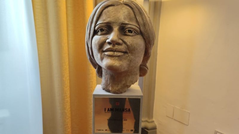 Il busto di Mahsa Amini
