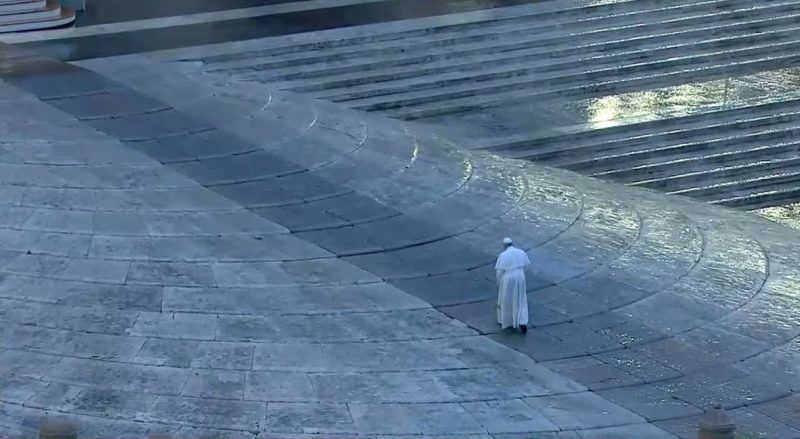 La preghiera solitaria di Papa Francesco in Piazza San Pietro
