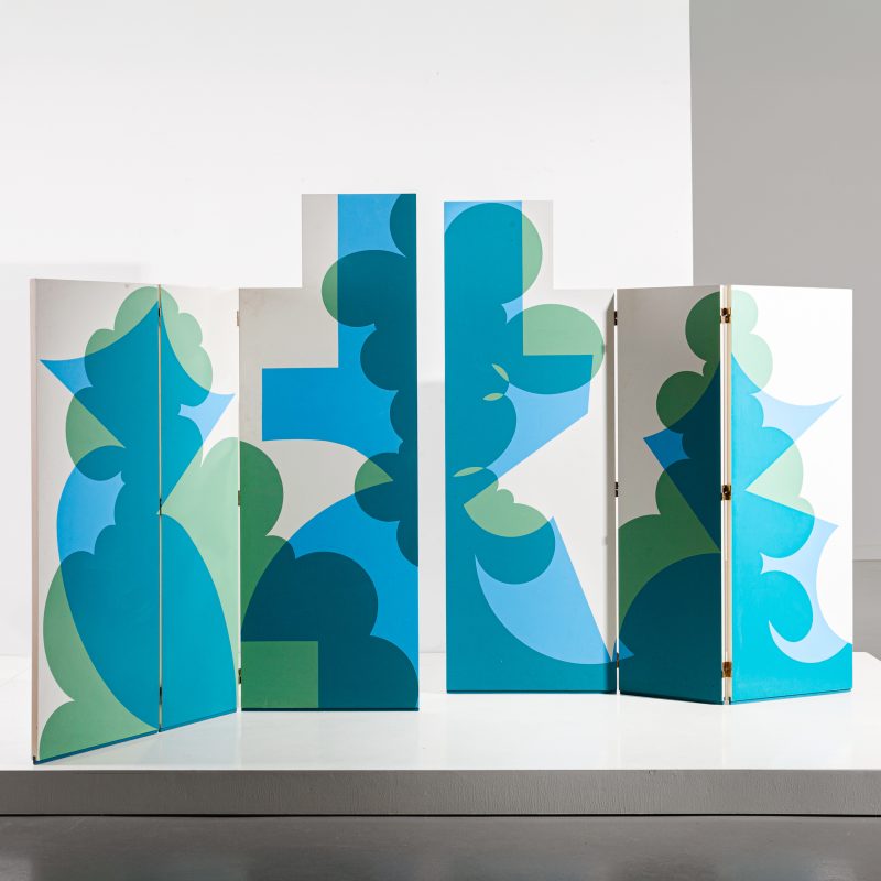 DINO GAVINA Omaggio a Giacomo Balla. Paravento. Legno laccato e serigrafato, ottone nichelato. Realizzato sulla base di un disegno di Giacomo Balla del 1918. Produzione Simon Gavina, anni '70. cm 202x360x3 STIMA € 3.000 - 4.000