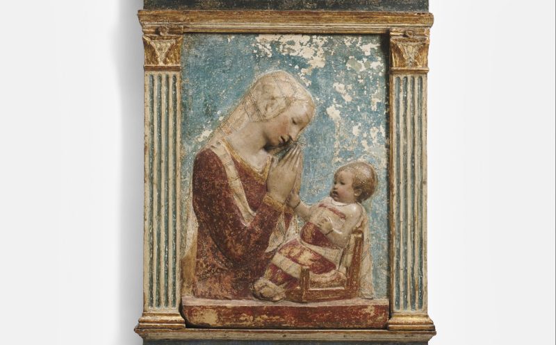 Lotto 130 Bottega di Donato di Niccolò di Betto Bardi detto Donatello, "Madonna del seggiolino" in stucco dipinto in policromia, 1450/1460 circa. (cm 62x43). Stima € 60.000 - 70.000