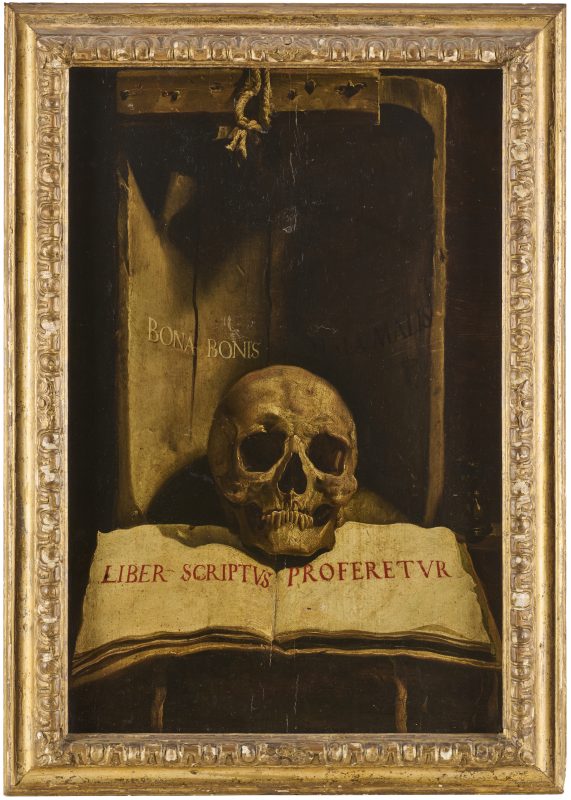 Lotto 133Scuola castigliana della prima metà del secolo XVII, "Vanitas con ventilabro", olio su tavola (cm 75,5x49), iscrizioni al recto: "bona bonis mala malis"; "liber scriptvs proferetvr"; "tempvs breve est", in cornice.Venduto € 256.000