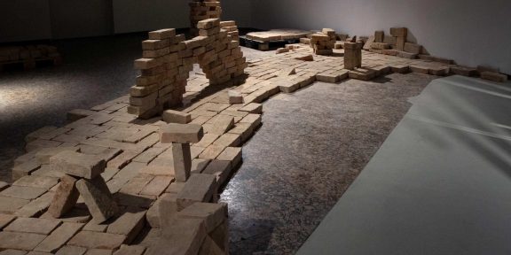 L’opera di Zhenru Liang alla mostra Fix It!