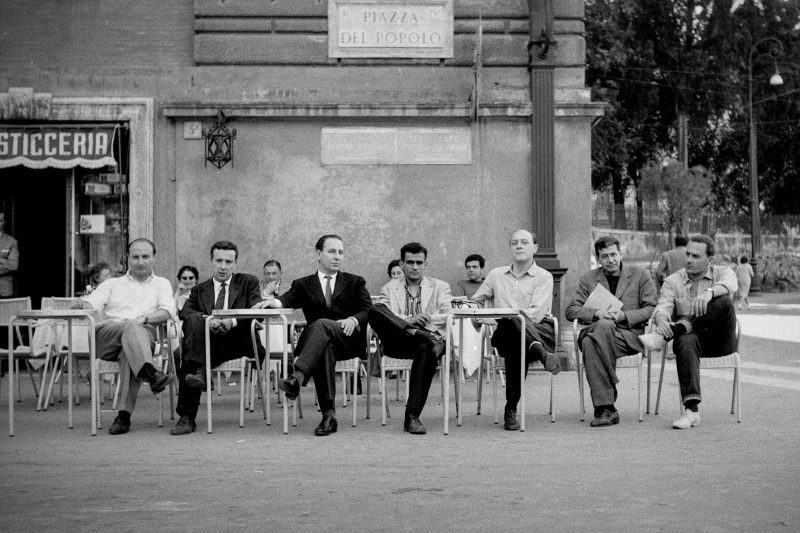 Il Gruppo Crack in Piazza del Popolo, Roma, 1960. Foto di Virginia Dortch Dorazio_© Virginia Dortch Dorazio, by SIAE 2025 © The Estate of Virginia Dortch Dorazio – ARS, NY