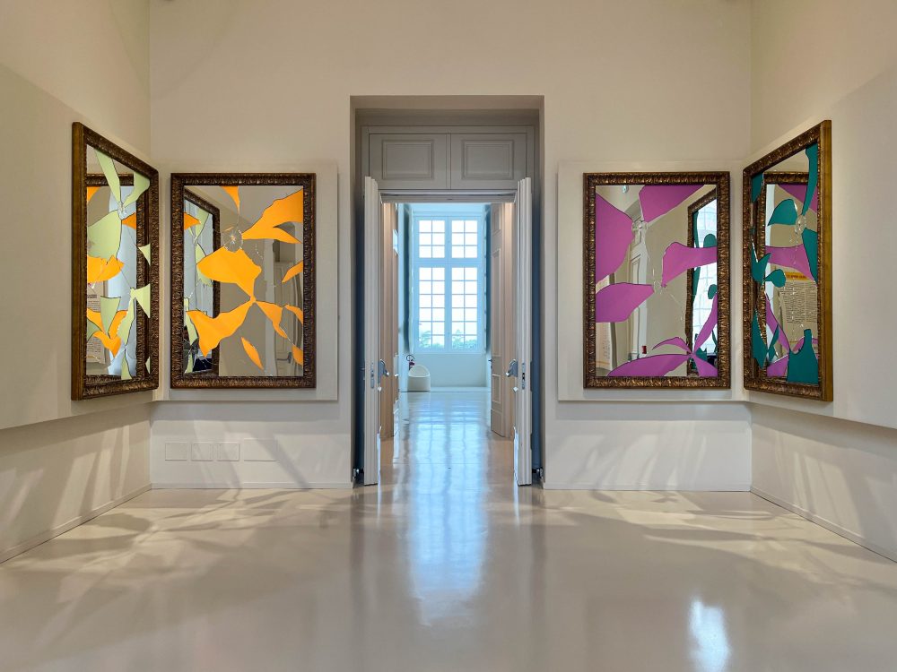 Two Less One Colored, 2014Specchio e legno dorato
180 x 120 cm (due elementi)
Courtesy GALLERIA CONTINUA