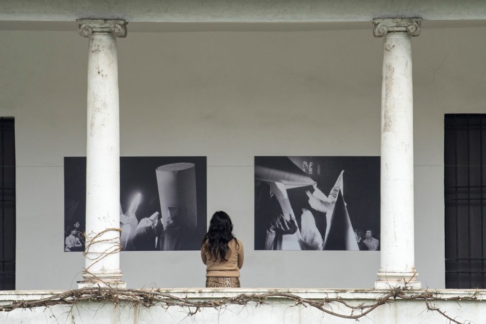 L'allestimento del loggiato con le foto di Ugo Mulas