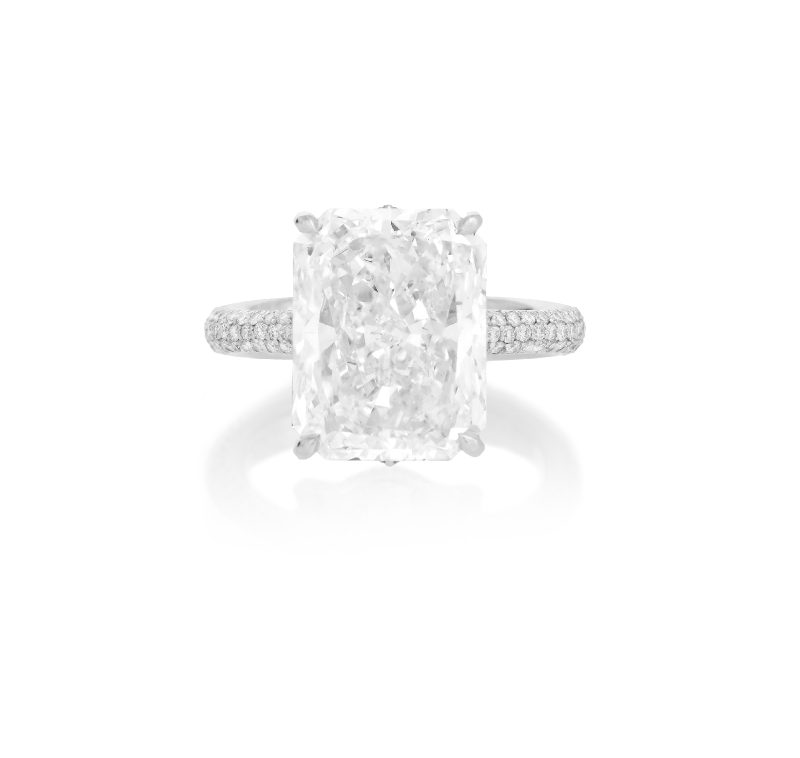 IMPORTANTE ANELLO. In oro bianco 18 kt, montatura a solitario con diamante taglio radiant di 10,02 ct (colore H, purezza SI2, excellent cut), decoro in diamanti taglio brillante per tot. 0,80 ct ca. allegato certificato gemmologico con iscrizione a laser n° 240000155651 del 18/06/2024, HRD, Anversa. 7,40 g; misura 14 base d’asta: 50.000 €