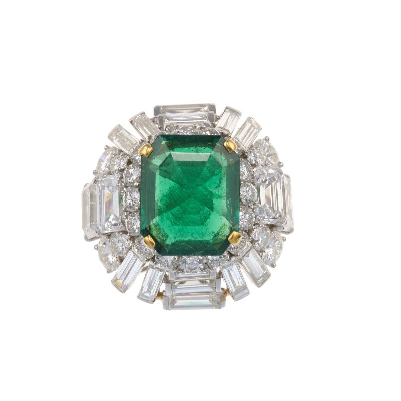 Van Cleef & Arpels. Anello con smeraldo Colombia di ct 5.20 circa, diamanti taglio smeraldo, baguette e brillante Stima € 150.000,00 / 200.000,00