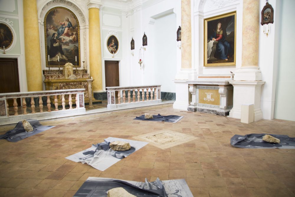 Alex Urso, Tutto il peso del cielo, Chiesa del Beata Lucia, Narni, installation view, Photo credit Tanit