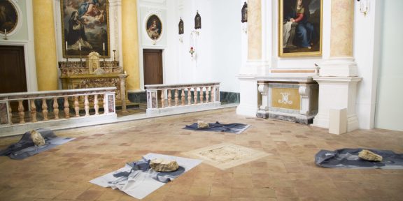 Alex Urso, Tutto il peso del cielo, Chiesa del Beata Lucia, Narni, installation view, Photo credit Tanit