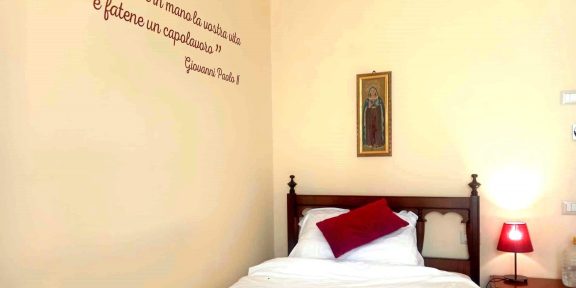Camera d'albergo, Hotel Sacro Cuore, Perugia, citazione di papa Giovanni Paolo II rivolto ai giovani, Cagliari, 1985.