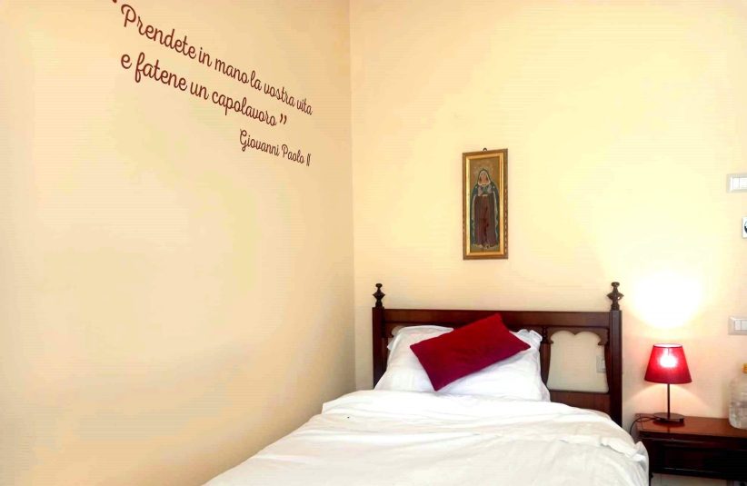Camera d'albergo, Hotel Sacro Cuore, Perugia, citazione di papa Giovanni Paolo II rivolto ai giovani, Cagliari, 1985.