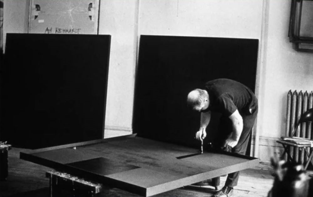 Ad Reinhardt con i suoi Black Painting al suo studio nel 1962