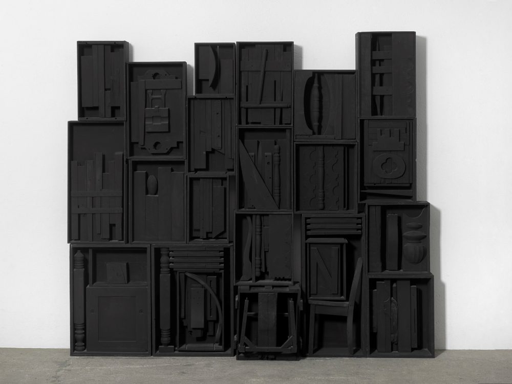 Louise Nevelson, Senza titolo, 1964 c., Legno dipinto di nero (foto © Alessandro Zambianchi. Courtesy Gió Marconi, Milano)