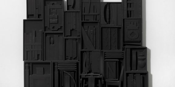 Louise Nevelson, Senza titolo, 1964 c., Legno dipinto di nero (foto © Alessandro Zambianchi. Courtesy Gió Marconi, Milano)