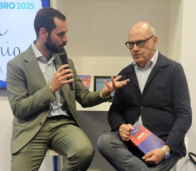 Paolo Asti, a destra, alla presentazione del libro