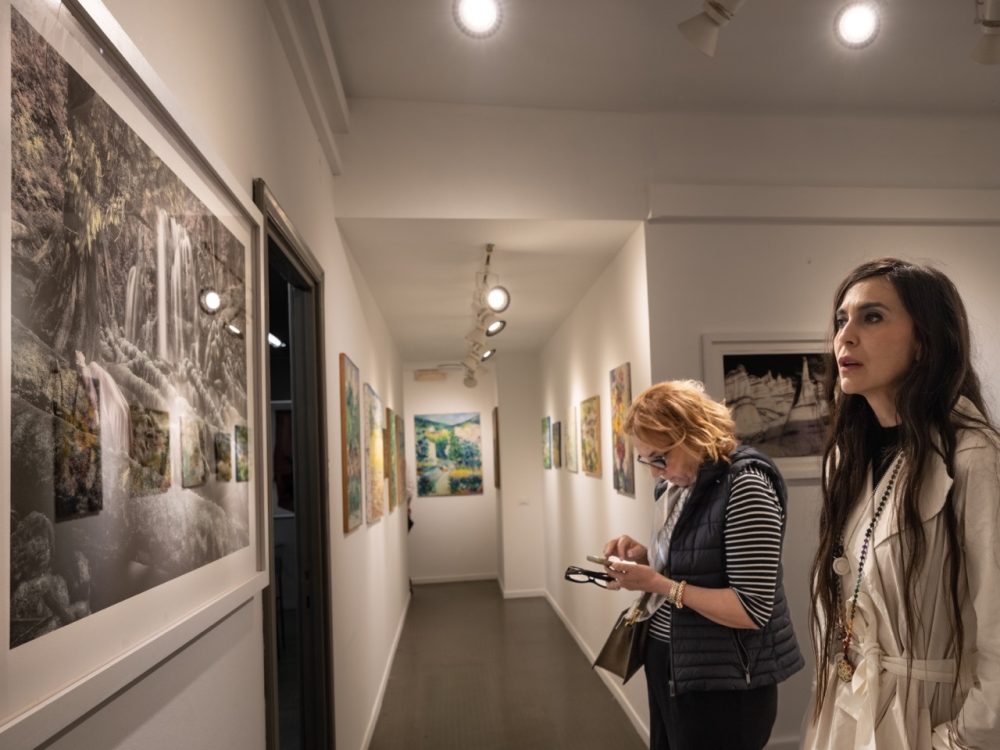 Patricia Dinu nella mostra a La Spezia (foto Silvio Scialpi)