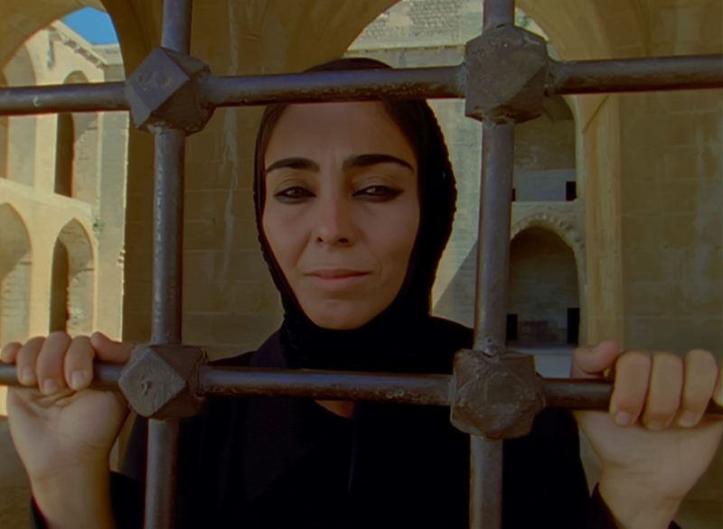 Shirin Neshat, Soliloquy, 2000, Still da video, Video installazione a due canali, Copyright Shirin Neshat, Courtesy l’artista e Gladstone Gallery