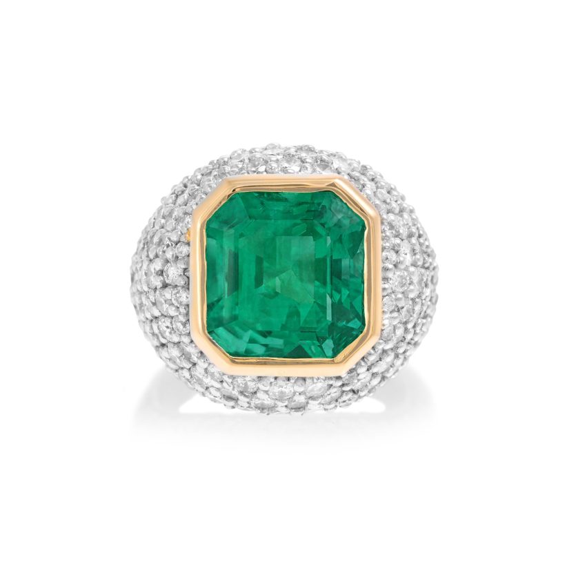 IMPORTANTE ANELLO. In oro bianco e giallo 18 kt, montatura bombata centrata da smeraldo naturale (Colombia, Minor) "Intense to Vivid Green" taglio rettangolare gradinato di 7,11 ct arricchito da pavè di diamanti taglio brillante per tot. 4,50 ct (carature incise), accompagnato da certificato gemmologico GRS, Lucerna. 14,60 g; misura 16. Questo straordinario smeraldo colombiano da 7.11 carati vanta un colore verde vivido e intenso, segno distintivo della sua origine geologica unica con basso contenuto di ferro. La sua notevole dimensione accresce una rarità già intrinseca negli smeraldi di alta qualità. Un taglio sapiente ne esalta l'eccezionale brillantezza, frutto della purezza del cristallo. Possedere questa gemma significa custodire un raro capolavoro naturale di vibrante bellezza e valore inestimabile. base d’asta: 18.000 €