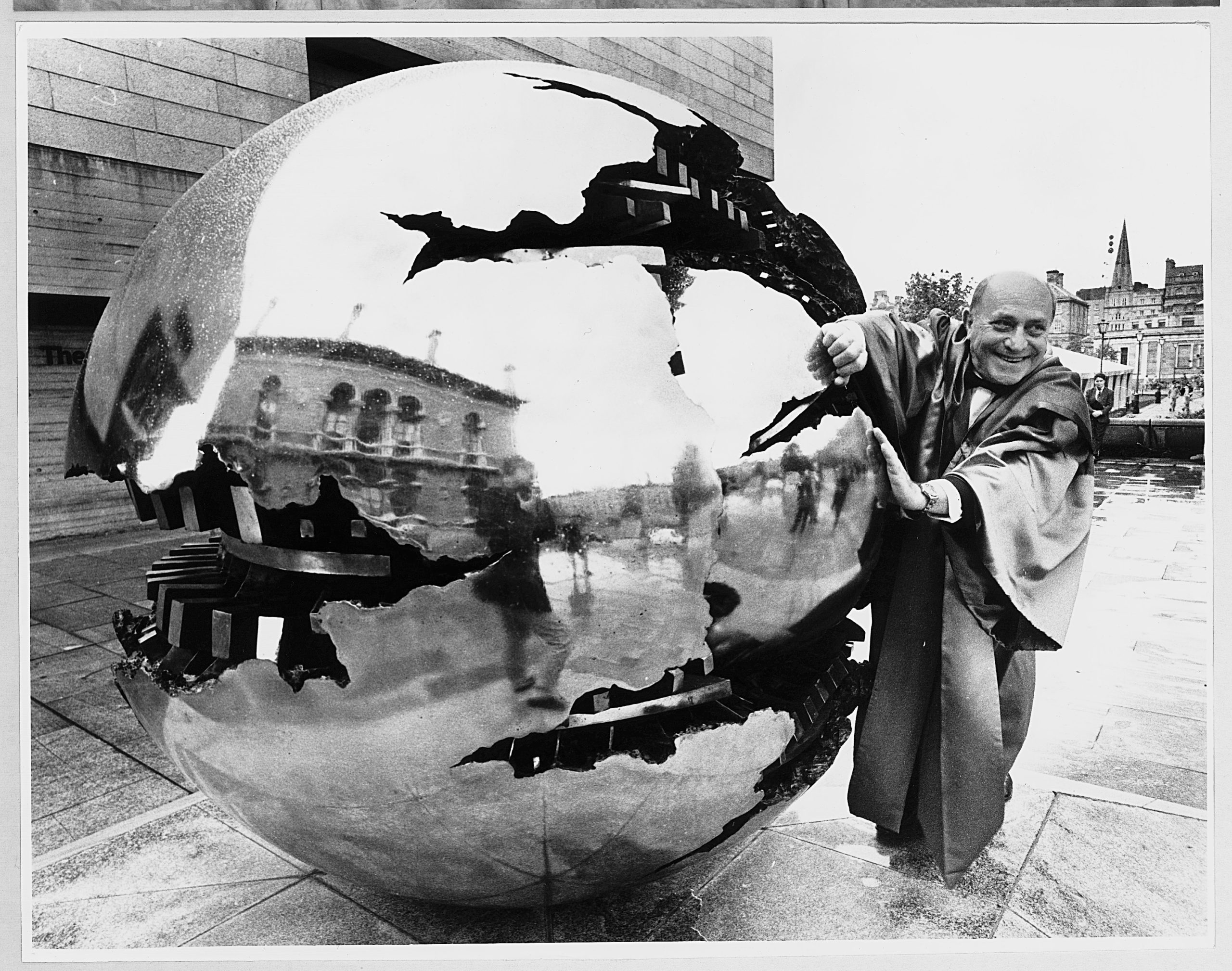 È morto Arnaldo Pomodoro, tra i massimi scultori italiani contemporanei