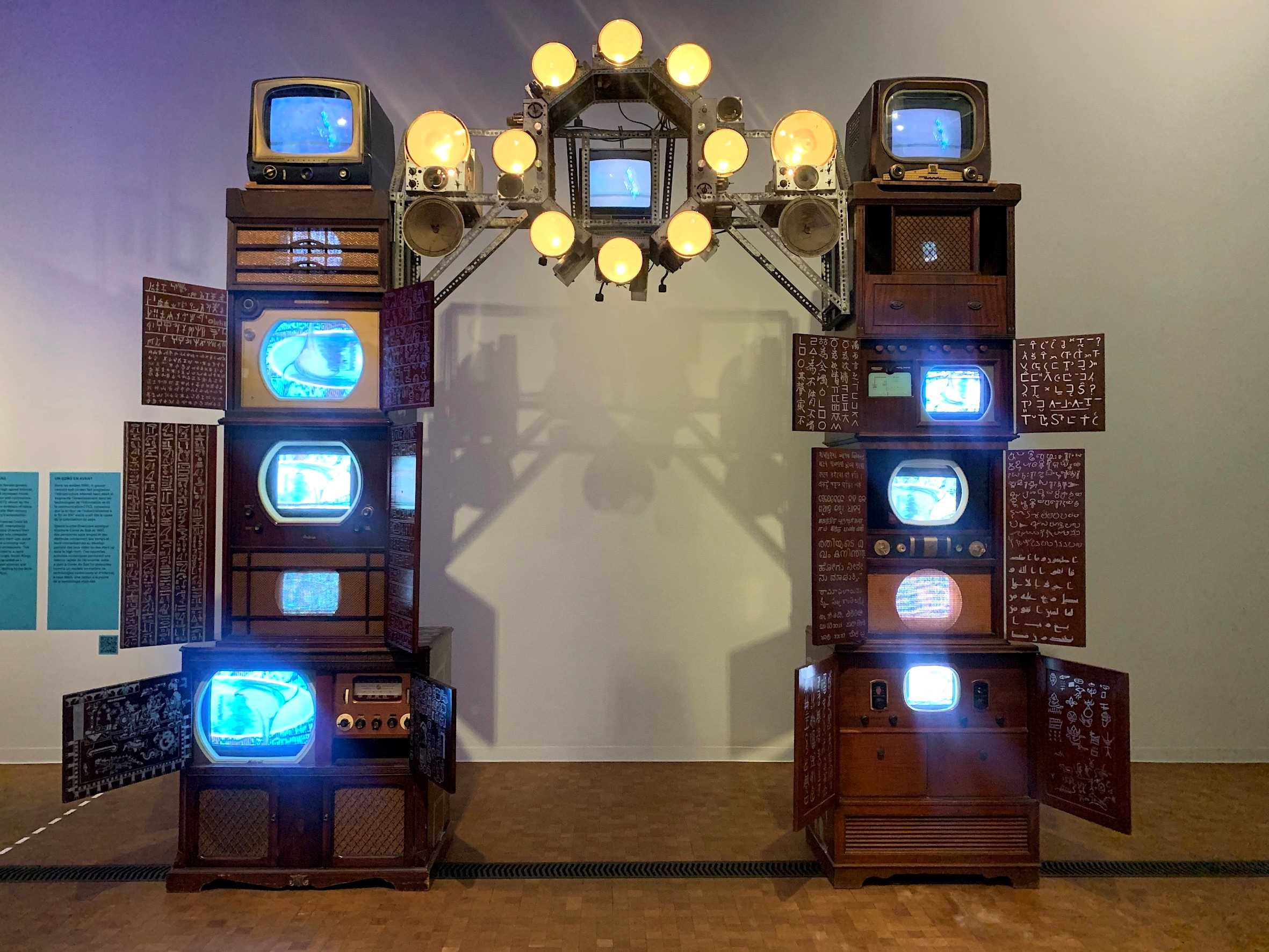 ParlaChatGPT: quali sono i più grandi videoartisti della storia?