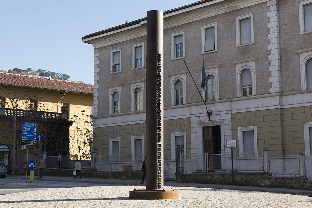 Arnaldo , La colonna del viaggiatore, Spoleto