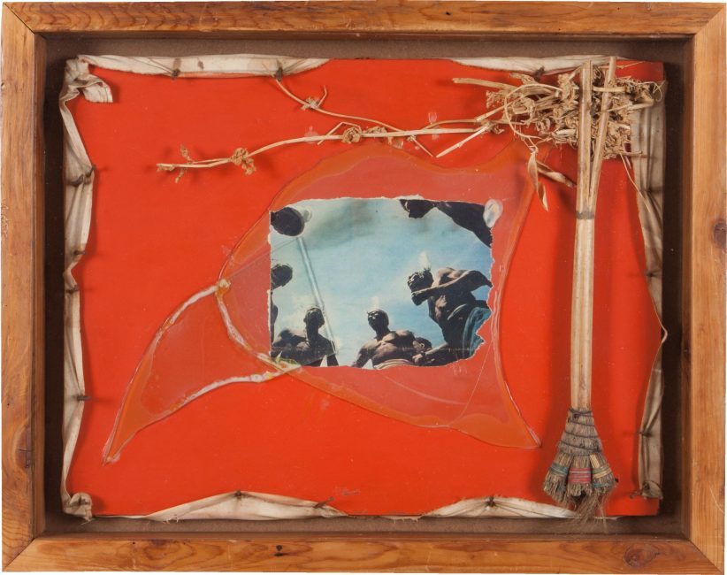 Claudio Costa, Il cielo guardando..., 1978, Materiale vario su tela inserito in teca di legno e vetro, 59 x 74 x 9 cm