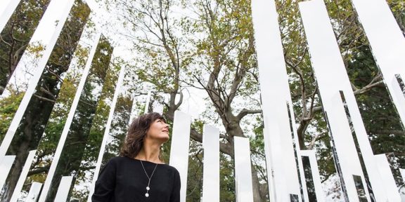 Jeppe Hein, Double Ellipse Mirror labyrinth, 2025, acciaio inossidabile lucidato a specchio, installazione, curtesy the artist, KONIG GALLERIE, Berlin, 303 Gallery, New York, Gallery Nicolai Wallne, Copenaghen
