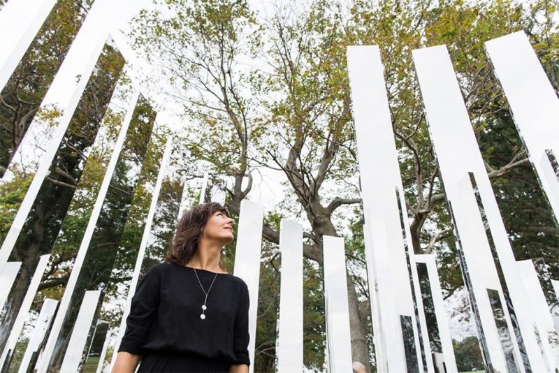 Jeppe Hein, Double Ellipse Mirror labyrinth, 2025, acciaio inossidabile lucidato a specchio, installazione, curtesy the artist, KONIG GALLERIE, Berlin, 303 Gallery, New York, Gallery Nicolai Wallne, Copenaghen