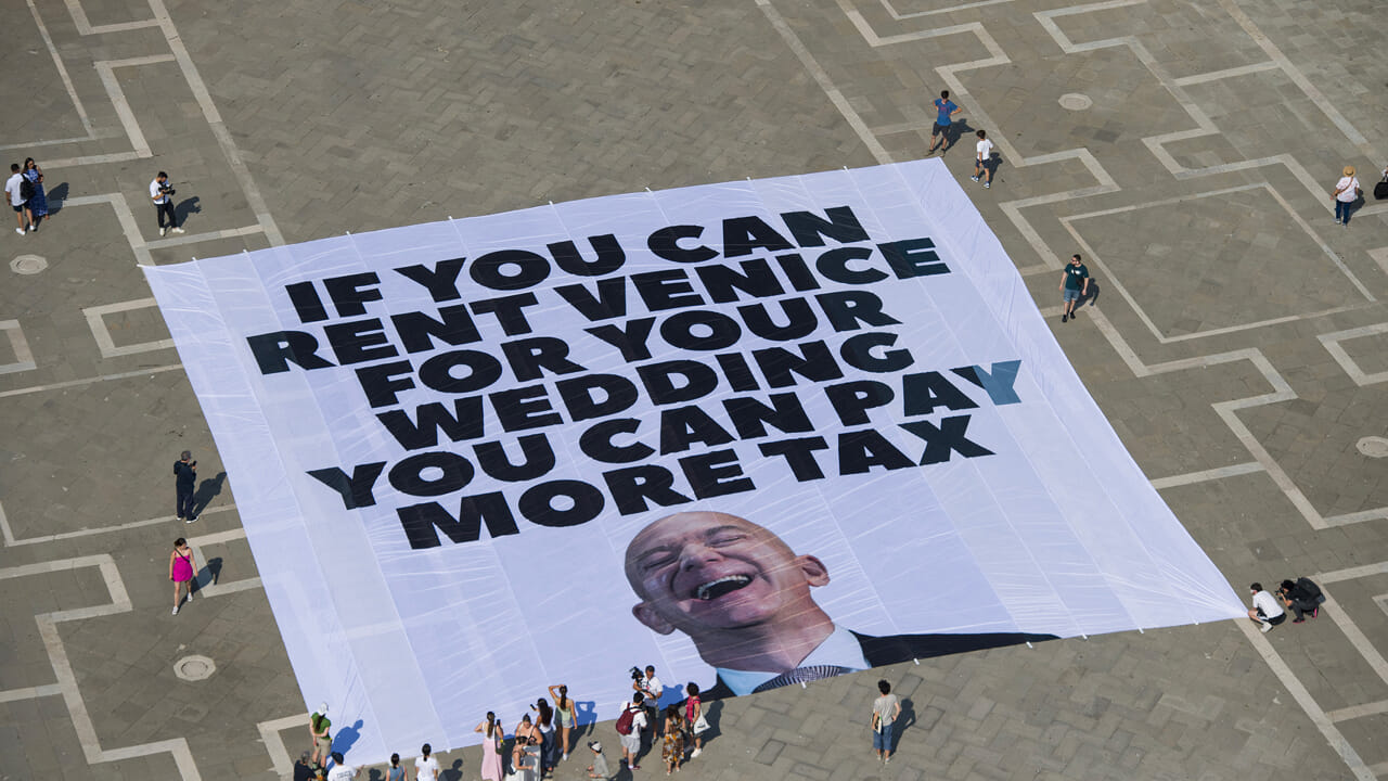 Jeff Bezos dona tre milioni a Venezia, cercando la “pax-tax” con la città