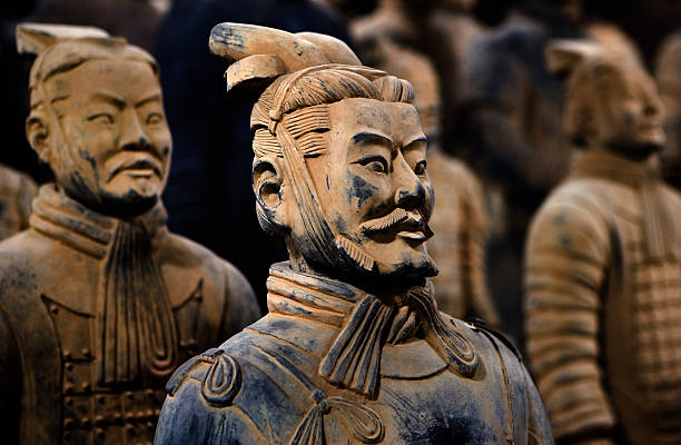 Xi’an sotto shock: turista danneggia due guerrieri di terracotta
