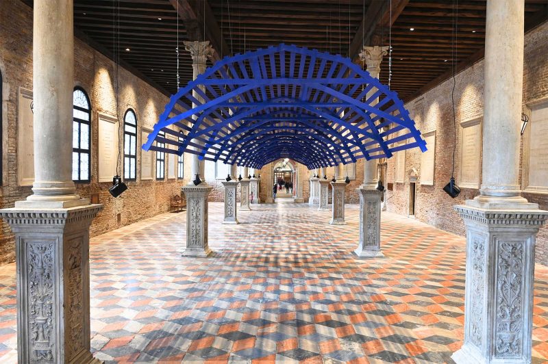 Il cielo sopra al portego, l'installazione di Michele De Lucchi esposta al piano terra della Scuola Grande di San Marco