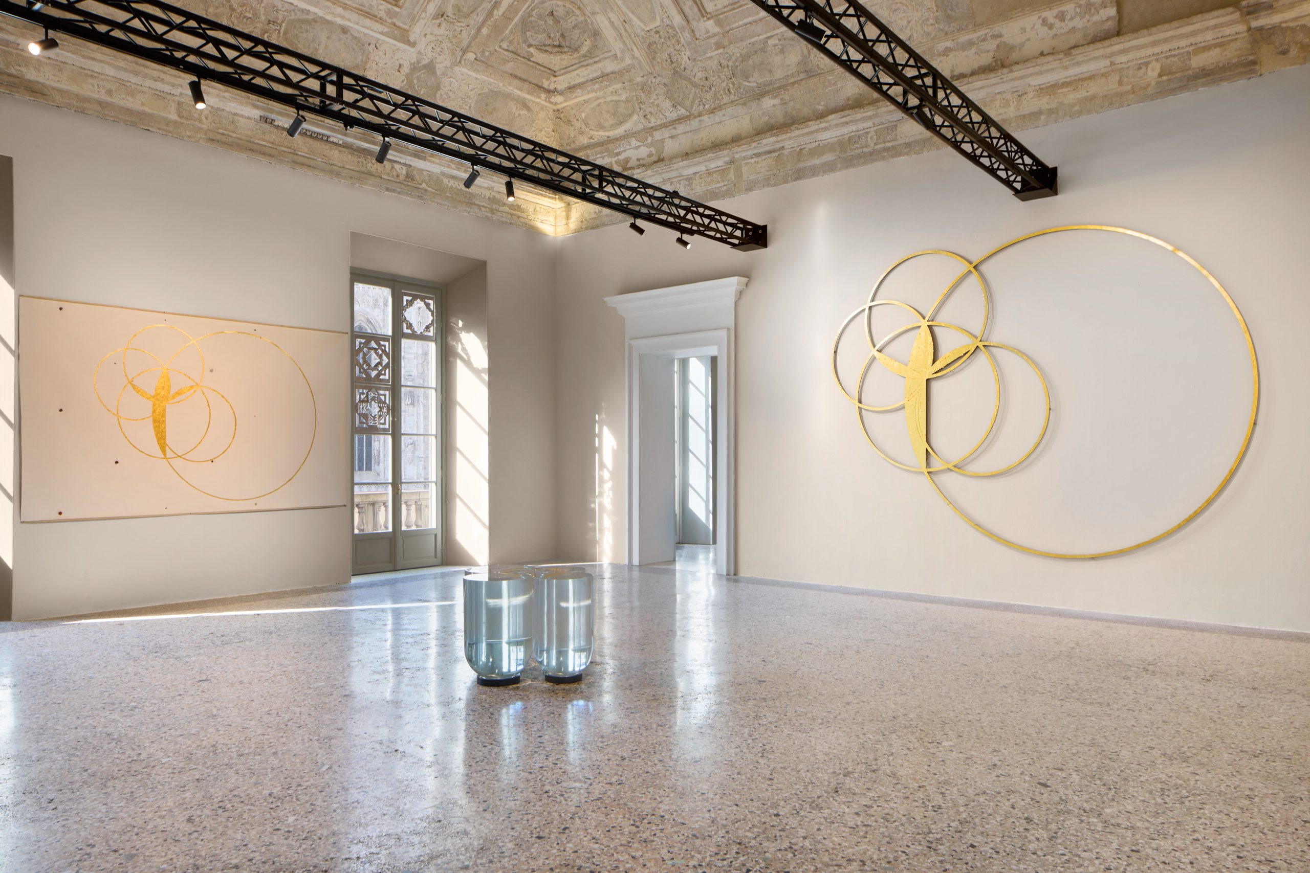 Remo Salvadori, nel momento dell’arte. Una mostra diffusa a Milano racconta la materia e lo spirito