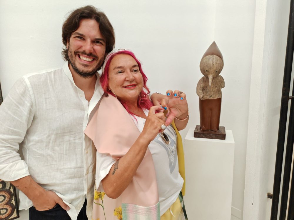 Eduardo Secci e Chiara Guidi daventi all'opera di Marcello Jori