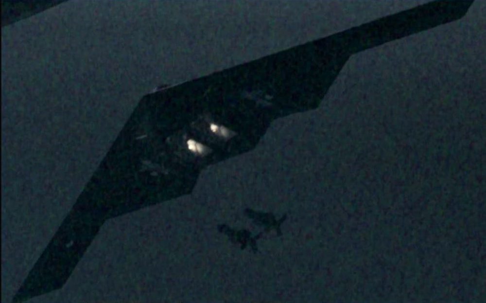 2 B-2 Spirit