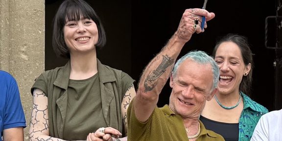 Flea al taglio del nastro, dietro di lui Jade Vlietstra e Giada Rodani, curatrici della mostra Arte nel Paesaggio (foto Cinzia Dugo)