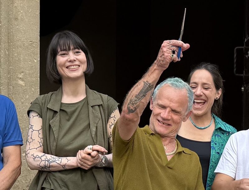Flea al taglio del nastro, dietro di lui Jade Vlietstra e Giada Rodani, curatrici della mostra Arte nel Paesaggio (foto Cinzia Dugo)