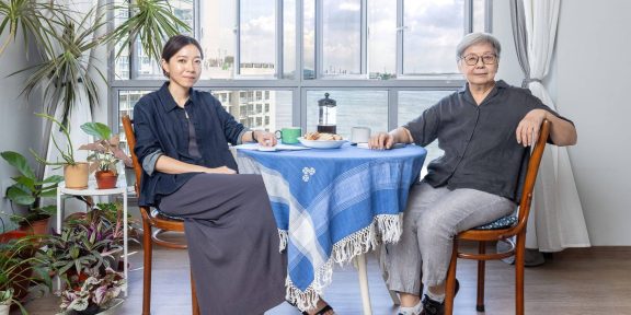 La curatrice Selene Yap e l'artista Amanda Heng (courtesy Singapore Art Museum)