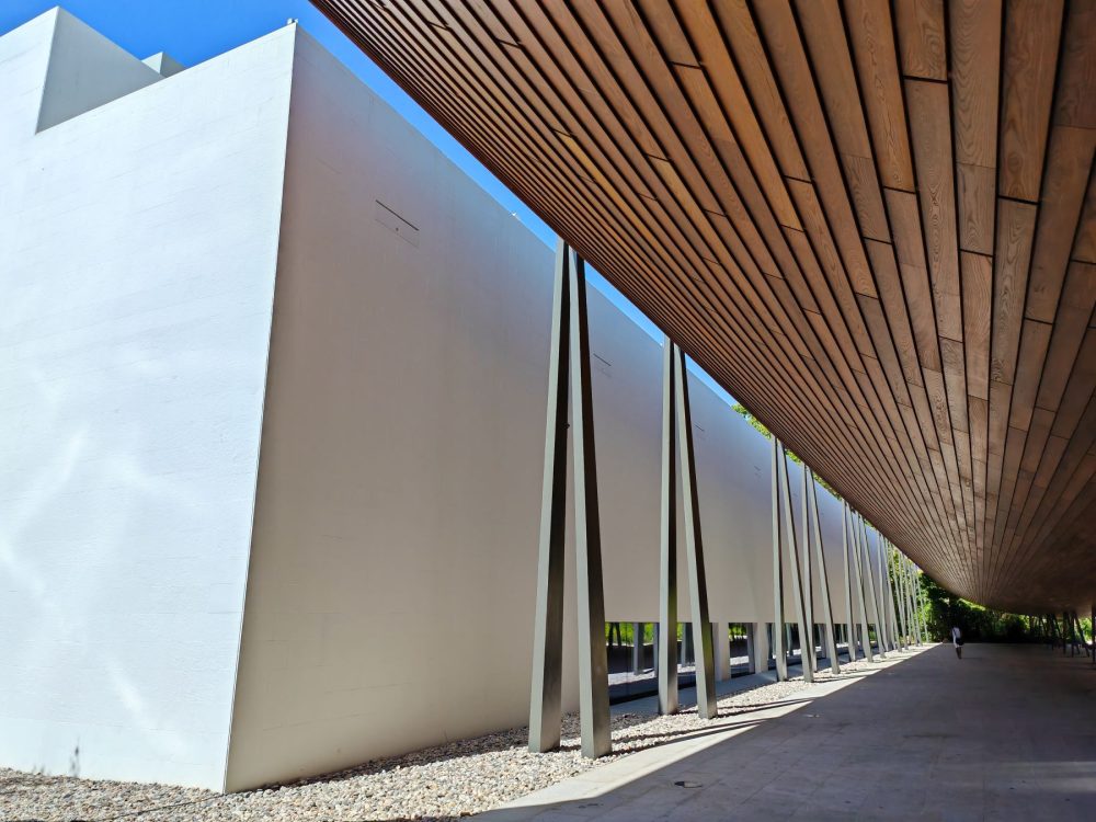 La grande tettoia del CAM, a Lisbona