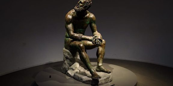 La riproduzione della statua del Pugile in riposo donata all'Ucraina