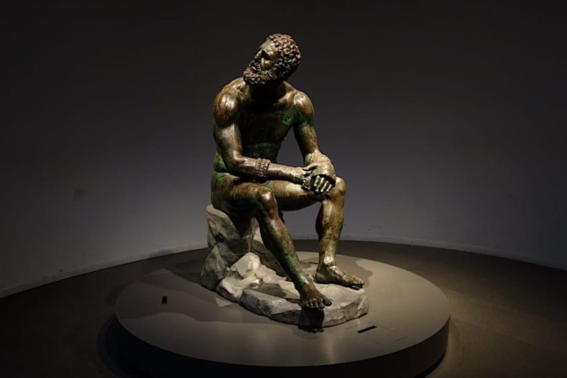 La riproduzione della statua del Pugile in riposo donata all'Ucraina