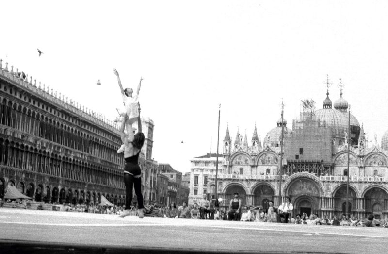Lorenzo Capellini, Luciana Savignano durante le prove della compagnia Ballet du XXe Si.cle di Maurice B.jart per la IXme Symphonie, Piazza San Marco, 1975