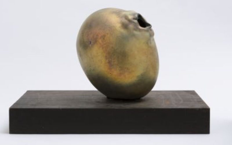 Lucio Fontana, Concetto spaziale, 1962-63, Terracotta smaltata, lustrata, Milano, Fondazione Lucio Fontana © Fondazione Lucio Fontana, Milano, by SIAE 2025