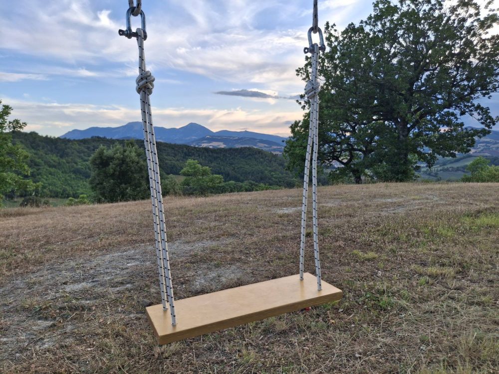 Massimo Uberti, Found, 2022, altalena rivestita in foglia d'oro, Casa Sponge, Pergola