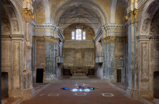 Marcello Maloberti accende DIO, finché regge la batteria