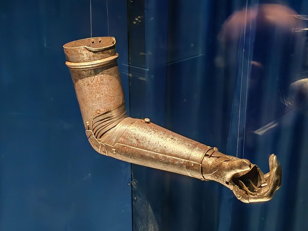 Uno degli arti mobili esposti a Venezia corpo