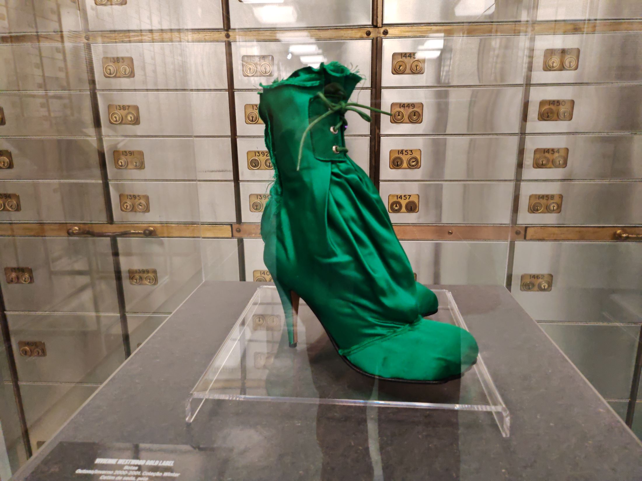 Vivienne Westwood in banca. Immagini e video della mostra al MUDE di Lisbona