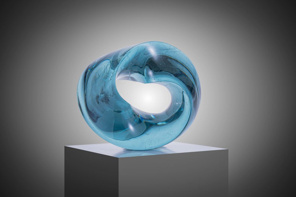 Vlastimil Beránek, Endless -Turquoise, 2024, ast glass, 35 x 41 x 28.5 cm, in mostra da Barovier&Toso Arte