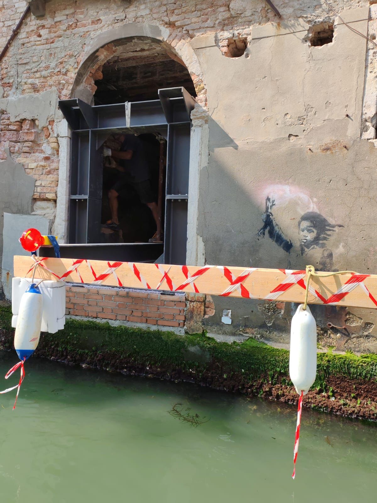 Venezia, rimosso il Banksy danneggiato: sarà restaurato e restituito al pubblico