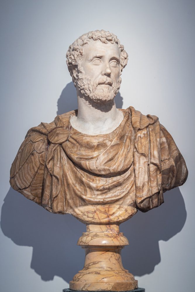Ritratto di Antonino Pio, Inv. 1914 n. 1, Metà del II secolo d.C. - Il busto giunse a Firenze da Villa Medici nel 1787. Lo splendido ritratto costituisce un’ottima replica del tipo detto “Formia-Croce Greca”, il cui modello fu creato al momento della designazione di Antonino Pio alla successione imperiale (febbraio del 138 d.C.), appena pochi mesi prima che Adriano morisse.